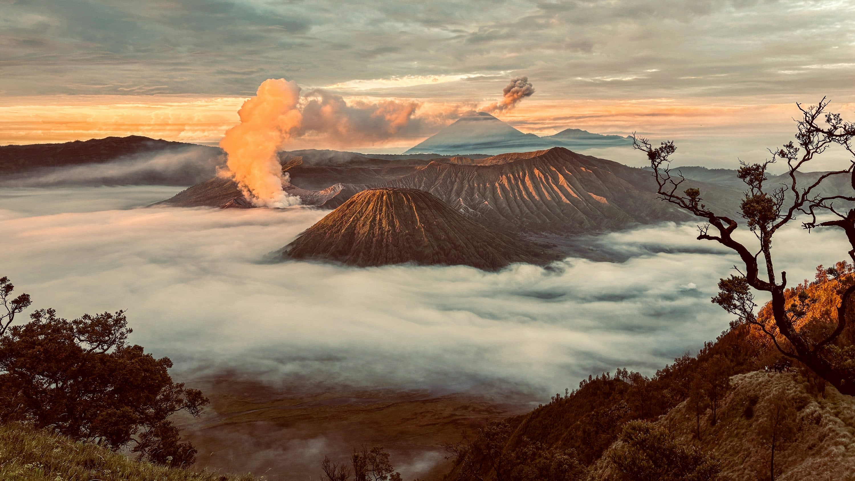Gunung Bromo di atas lautan awan saat matahari terbit