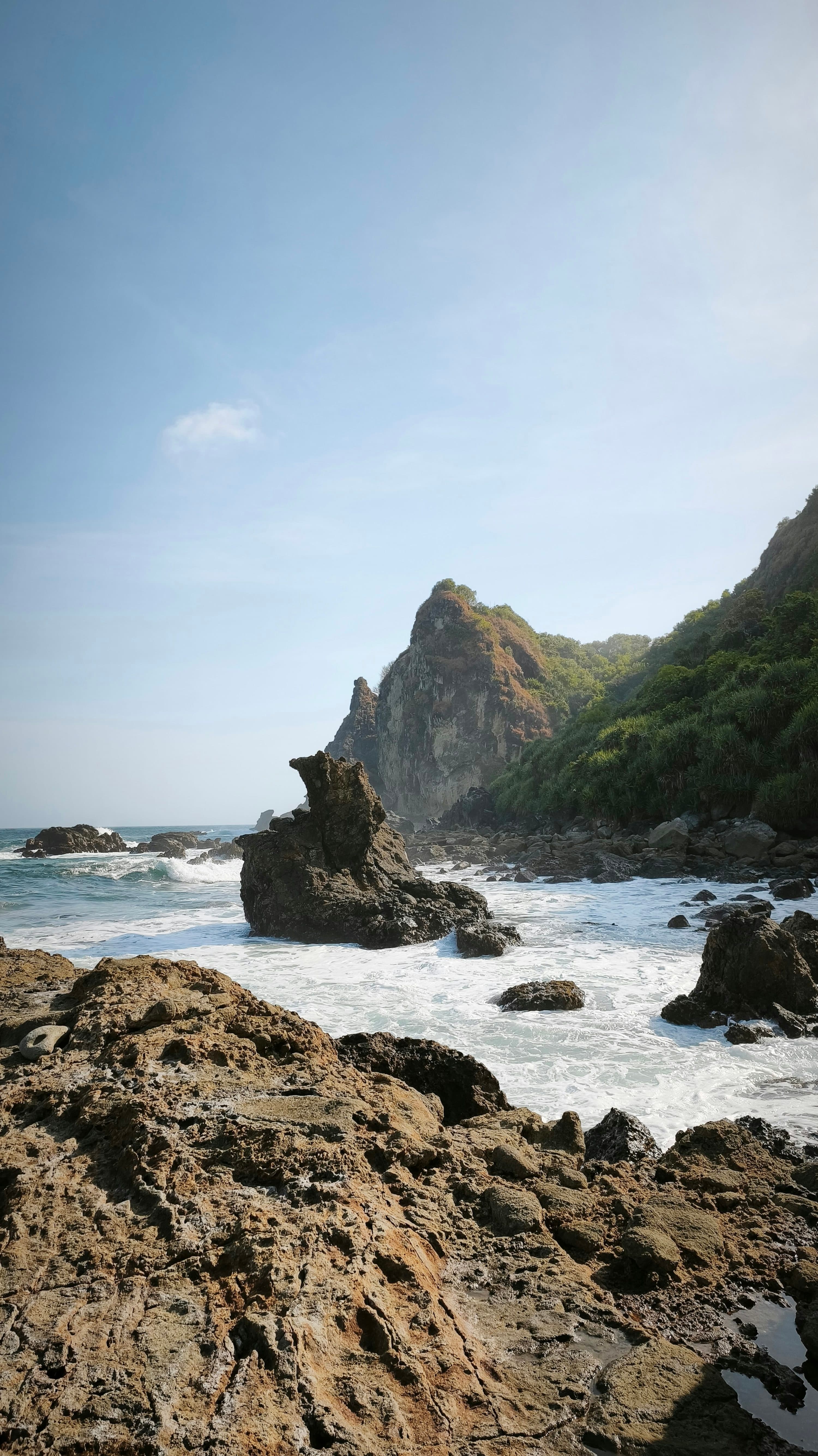 Pantai Papuma dengan tebing batu dan ombak memutih
