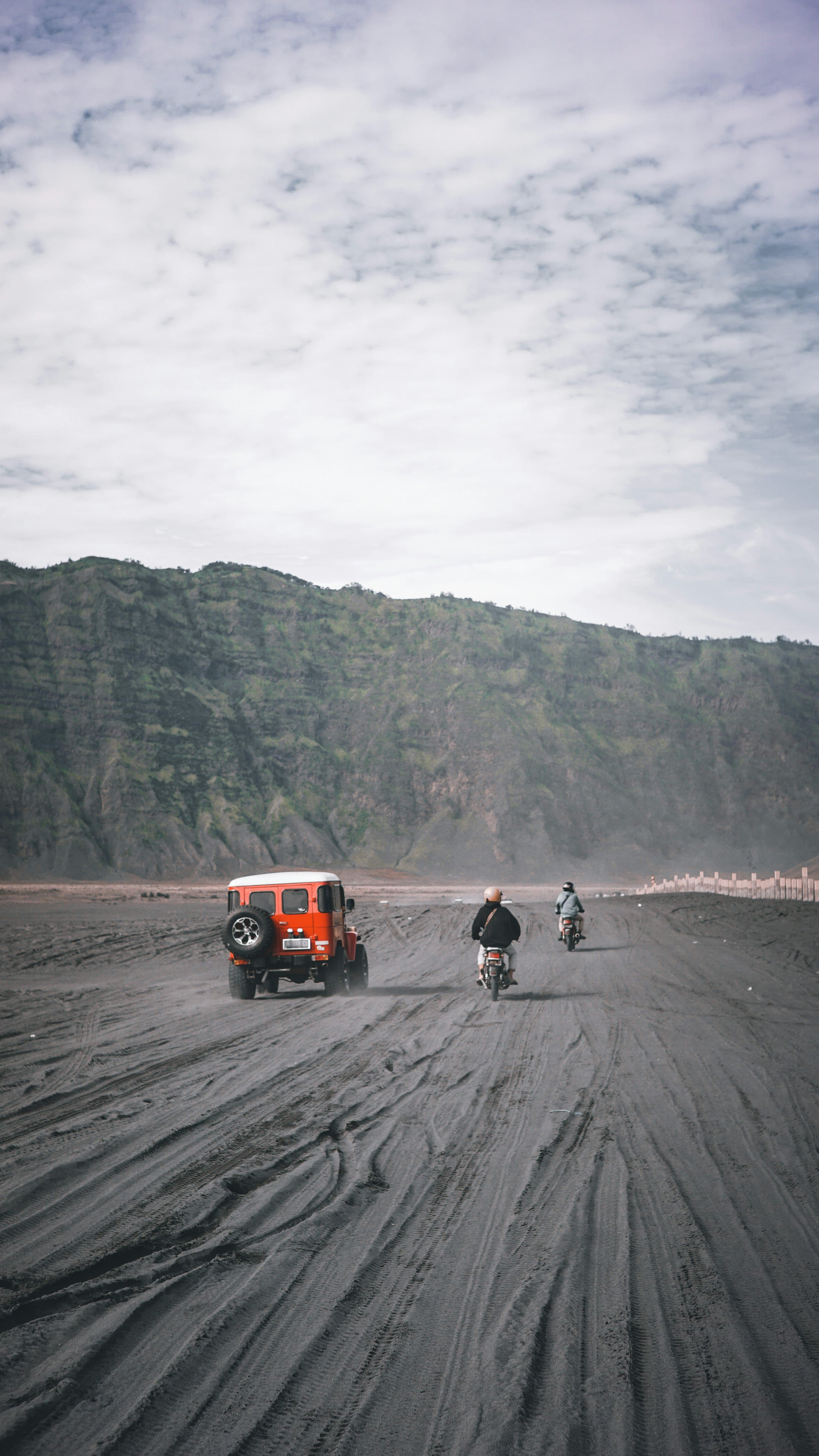 Jeep melintasi lautan pasir Bromo